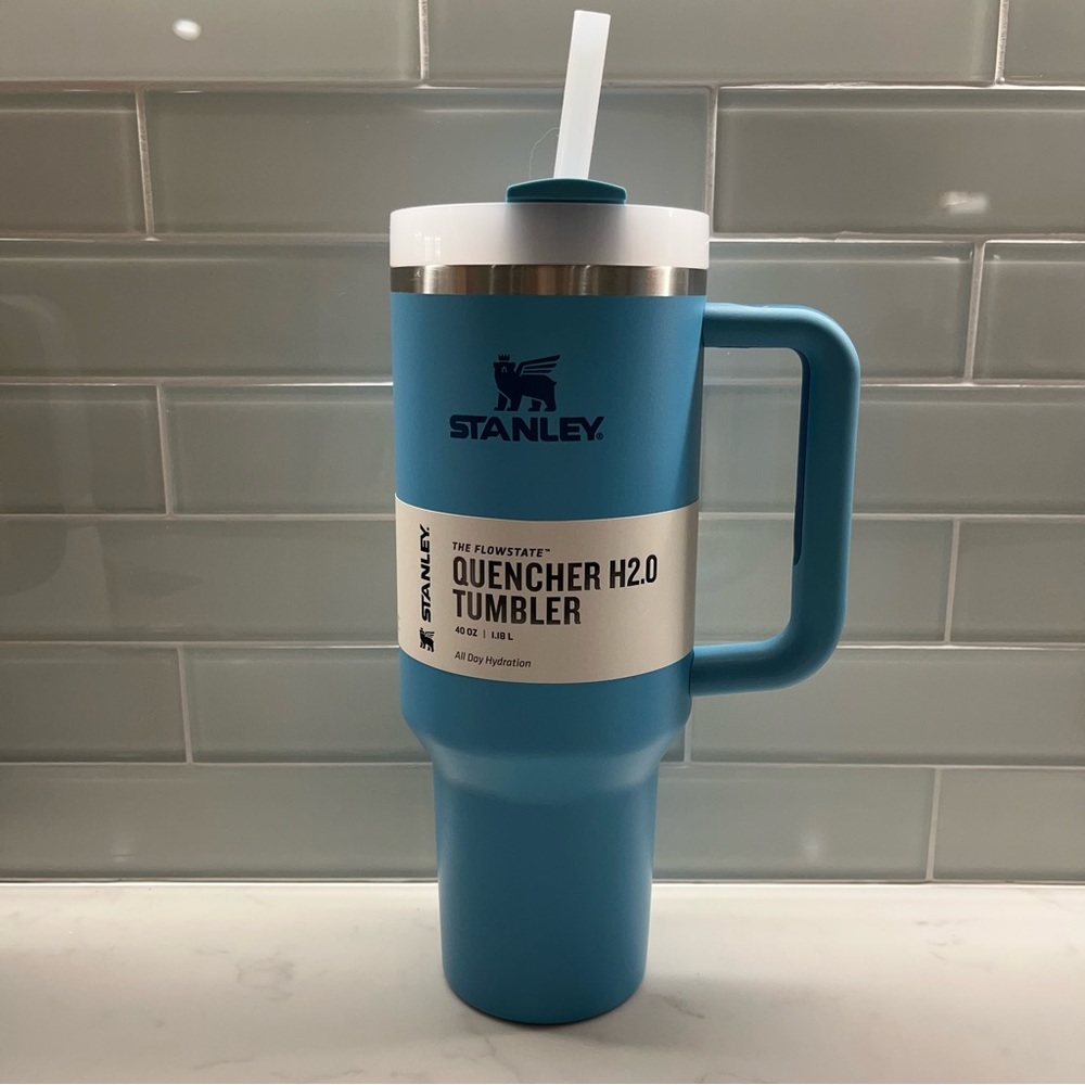 BRAND NEW with blemishes
40 oz Stanley adventure quencher tumbler
Color: Pool